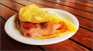 Omelete peito peru, queijo minas, tomate e orégano