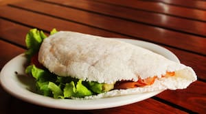 Tapioca peito de peru, queijo minas, tomate, e alface